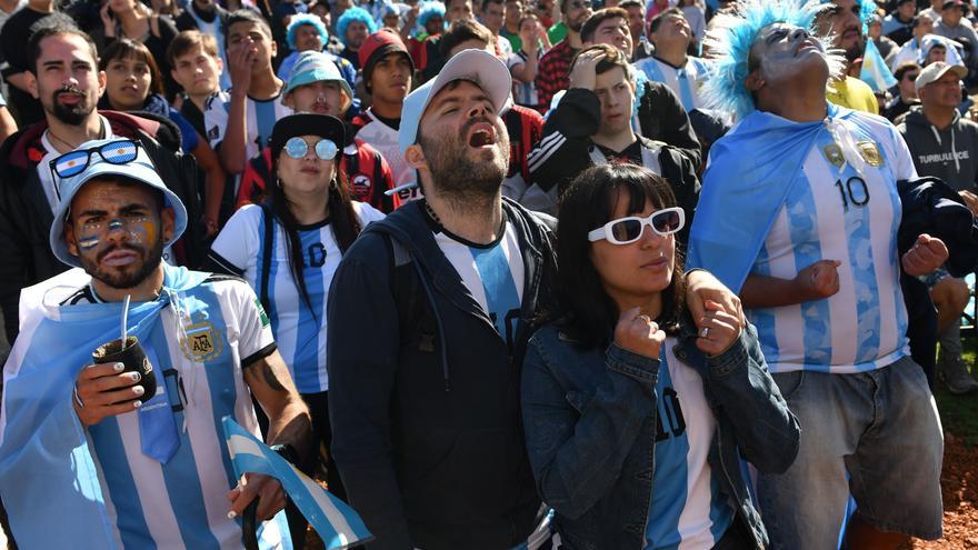 Los argentinos se refugian (sin éxito) en el fútbol en un país angustiado por una inflación cerca del 100%