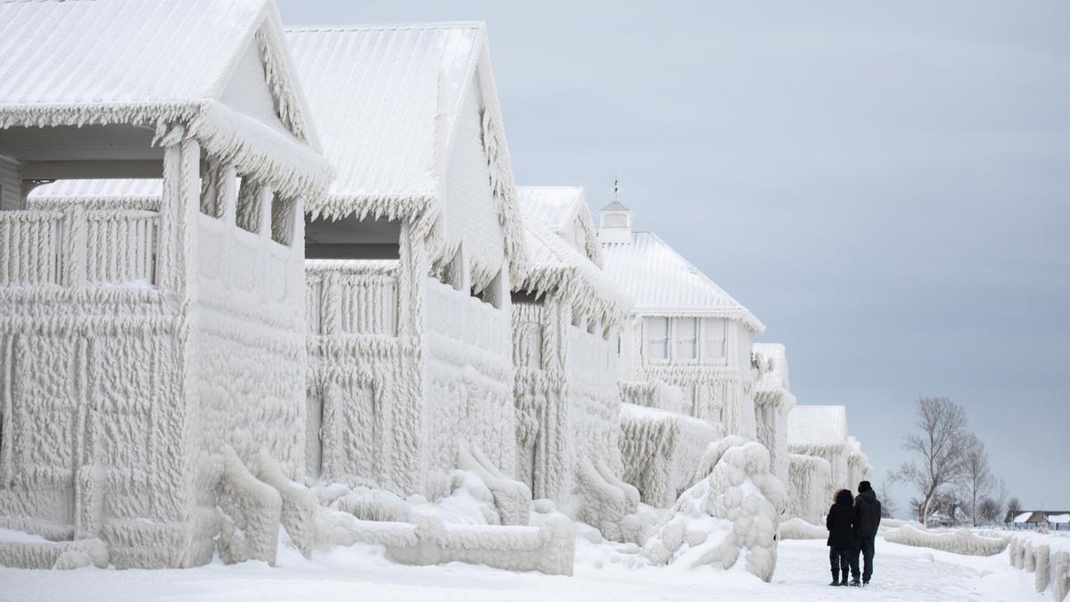 Las casas cubiertas de hielo tras el paso de la tormenta Elliot en Estados Unidos y Canadá