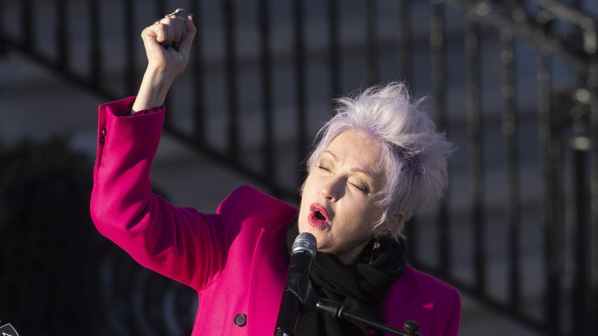 Cyndi Lauper celebra la ley de Biden que protege el matrimonio igualitario: “Ahora se nos permite amar a quien amamos”