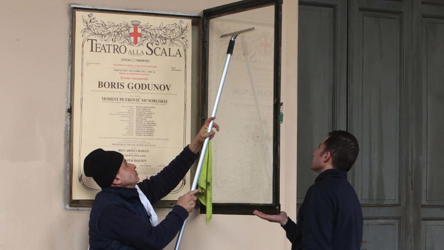 Ecologistas lanzan pintura contra la fachada de La Scala de Milán el día de la inauguración de la temporada