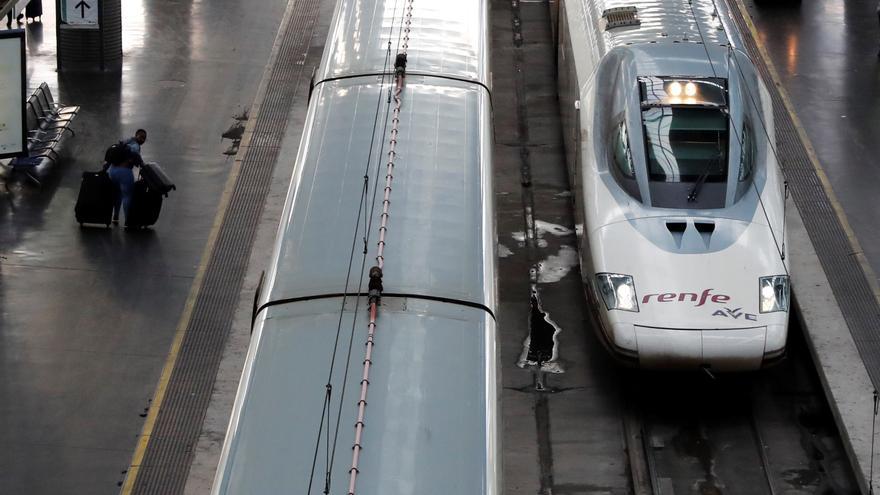 Renfe se quedará con la fianza y quitará el abono gratuito a quien reserve en tres ocasiones y no viaje