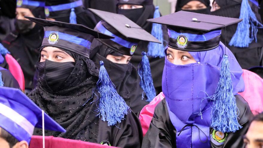 Los talibanes prohíben la educación universitaria a las mujeres en Afganistán