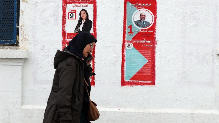 Las feministas de Túnez alertan de una regresión en las elecciones que dejarán un Parlamento dominado por hombres