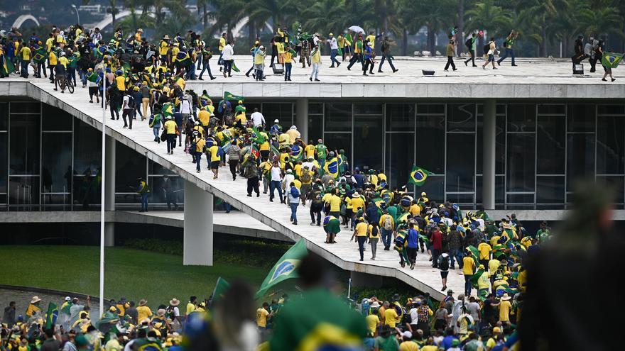 Miles de bolsonaristas radicales asaltan el Congreso, el Tribunal Supremo y la sede del ejecutivo brasileño