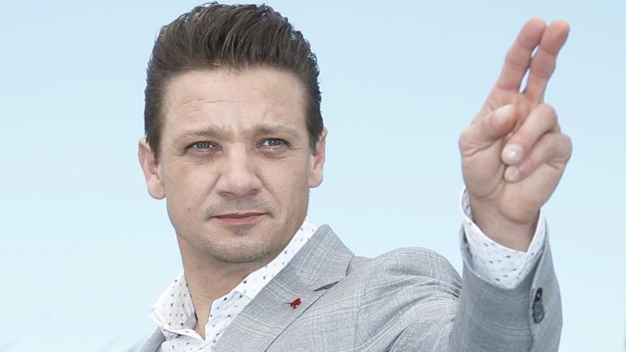 El actor Jeremy Renner saluda con una foto desde el hospital tras su grave accidente