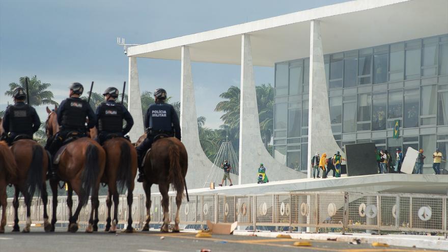 La Policía desaloja el campamento bolsonarista tras tomar el control de Brasilia