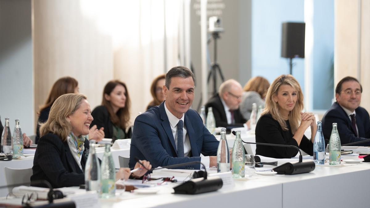 La vicepresidenta primera y ministra de Asuntos Económicos, Nadia Calviño; el presidente del Gobierno, Pedro Sánchez; la vicepresidenta segunda y ministra de Trabajo, Yolanda Díaz y el ministro de Asuntos Exteriores, José Manuel Albares, durante el plenario de la XXVII Cumbre Hispano-Francesa.