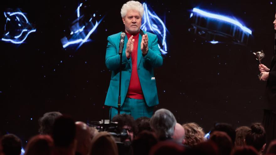 Almodóvar reclama una sanidad pública y de calidad en su discurso por el Feroz de Honor: 