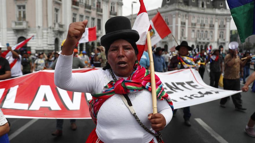 Enfrentamientos entre manifestantes y policía tras la gran marcha sobre Lima contra la presidenta peruana