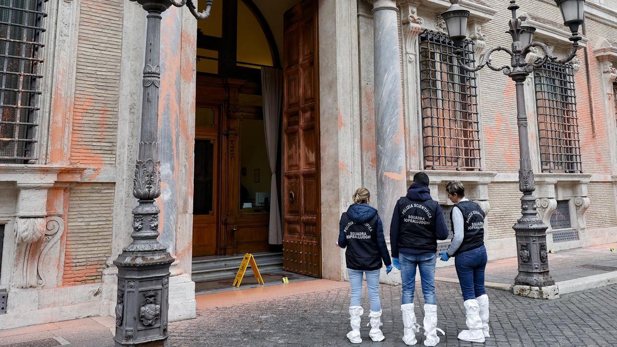 Activistas por el medioambiente lanzan pintura contra el Senado de Roma