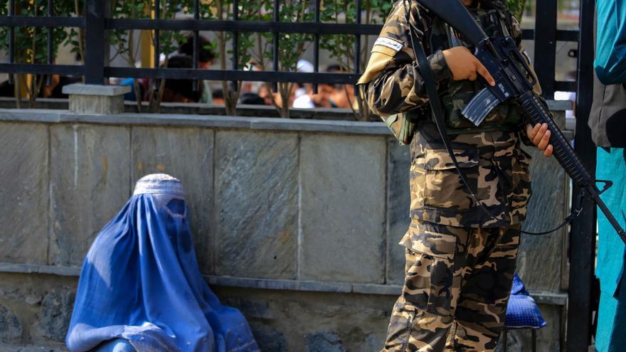 Los talibanes flagelan a varios hombres en un estadio lleno de gente