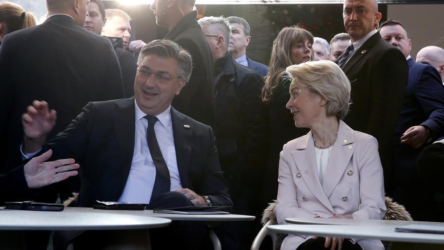 El primer ministro de Croacia celebra con Von der Leyen la entrada en la eurozona con su primer café pagado en euros