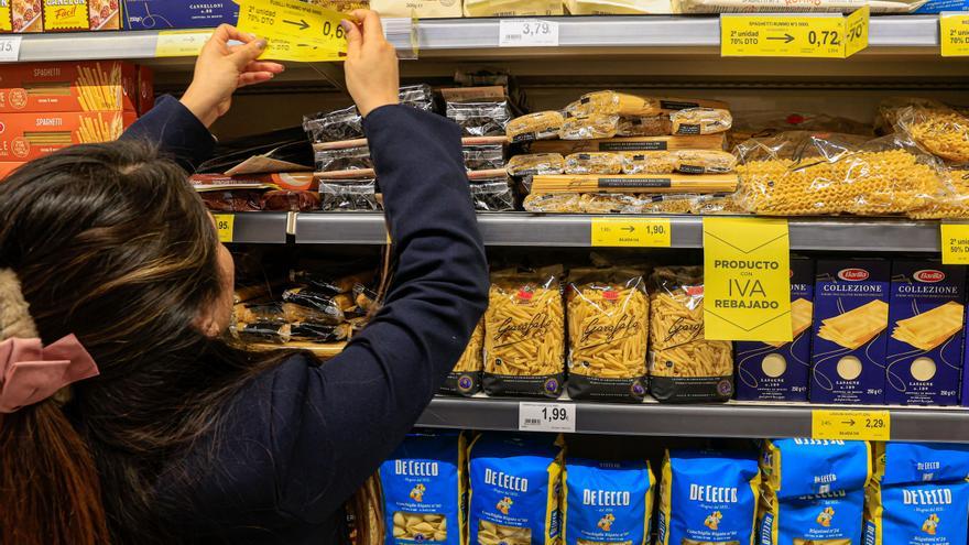 Facua denuncia ante Competencia a varias cadenas de supermercados por no bajar el IVA