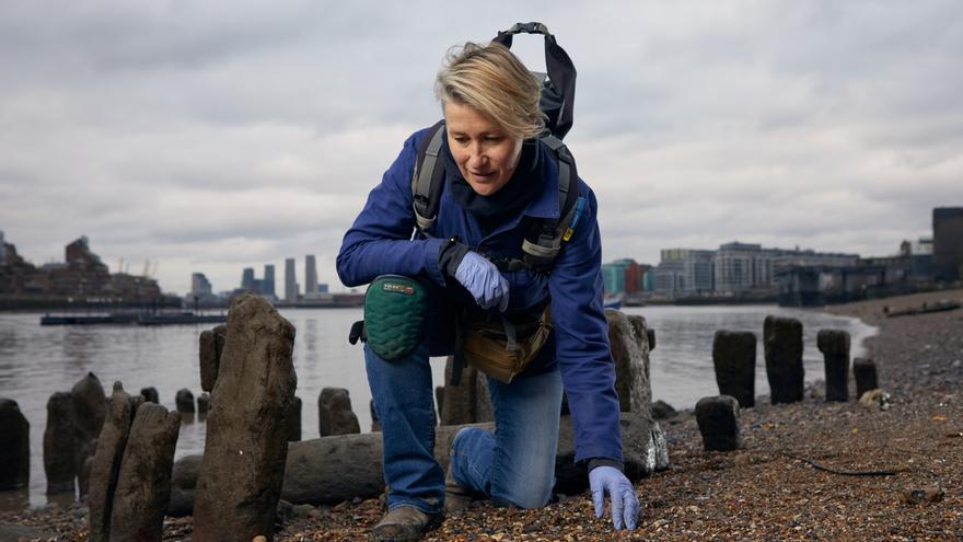 Lara Maiklem, la exploradora del fango del Támesis: “Hay 2.000 años de historia depositados en el fondo del río”