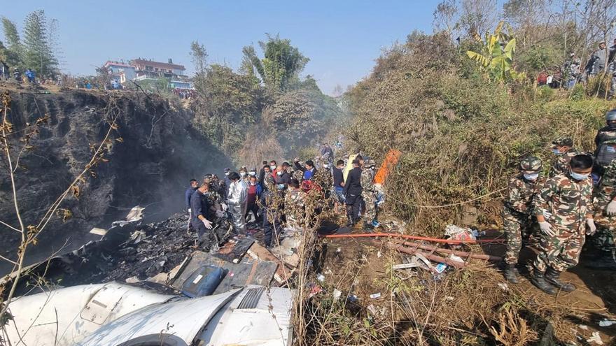 Al menos 64 muertos tras estrellarse un avión con 72 pasajeros en Nepal