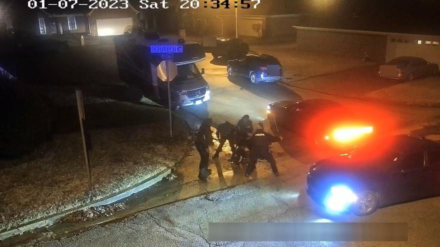 Un vídeo muestra cómo cinco agentes propinaron una paliza mortal a un joven afroamericano en Memphis mientras gritaba 