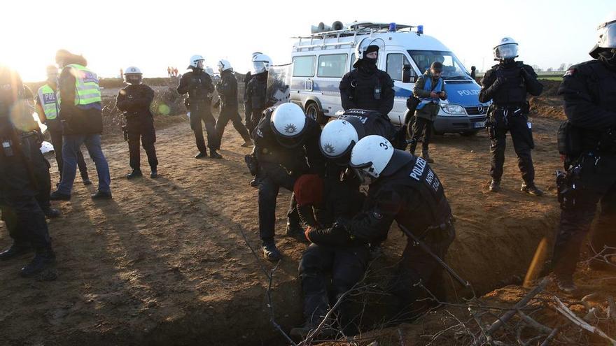 Ecologistas alemanes plantan cara a la policía en el desalojo de un pueblo para la explotación de una mina de carbón