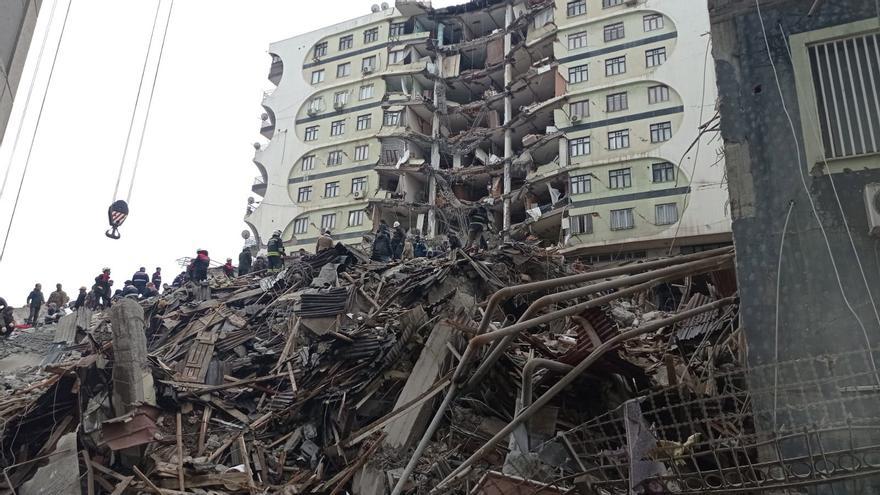 Un fuerte terremoto desata la catástrofe en Turquía y Siria
