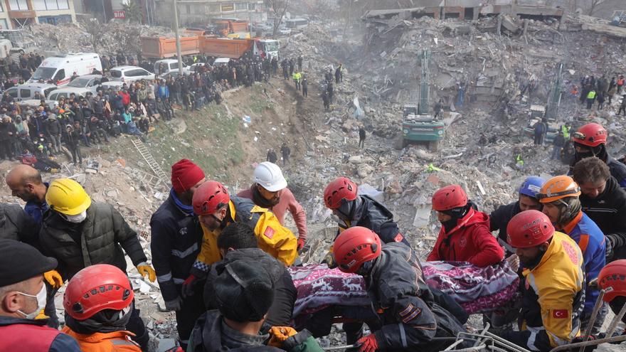 Una familia de seis personas, rescatada con vida de los escombros más de 100 horas después del terremoto en Turquía