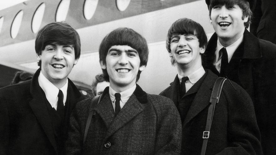 Histeria, pelucas y una calculada operación de marketing: la verdad sobre la llegada de los Beatles a Estados Unidos