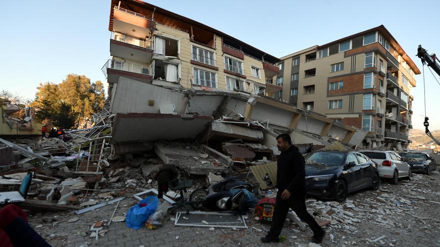 Crecen las preguntas y las críticas en Turquía tras el derrumbe de miles de edificios por el terremoto