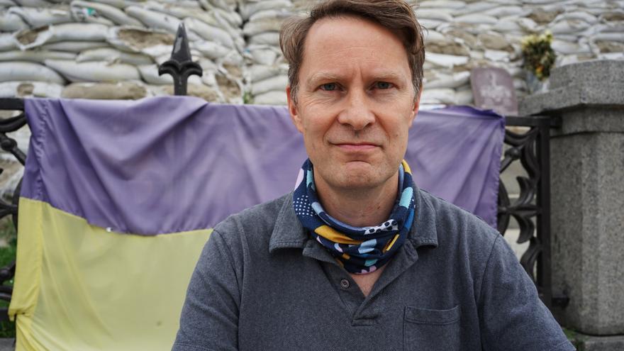 Luke Harding, reportero en Ucrania: “Estamos obligados a informar de lo que sabemos para preservarlo del olvido y la propaganda rusa”