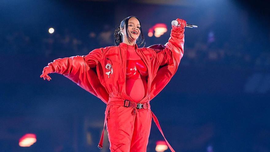 Rihanna reina en una Super Bowl que consagra más su repertorio que su regreso