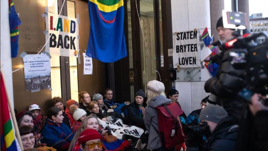 Greta Thunberg protesta ante el Ministerio de Energía noruego contra unos parques eólicos construidos en territorio indígena