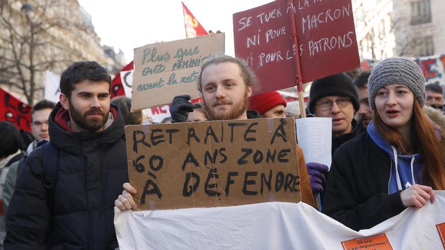 Los sindicatos mantienen el pulso contra la reforma de las pensiones de Macron en una tercera jornada de movilizaciones