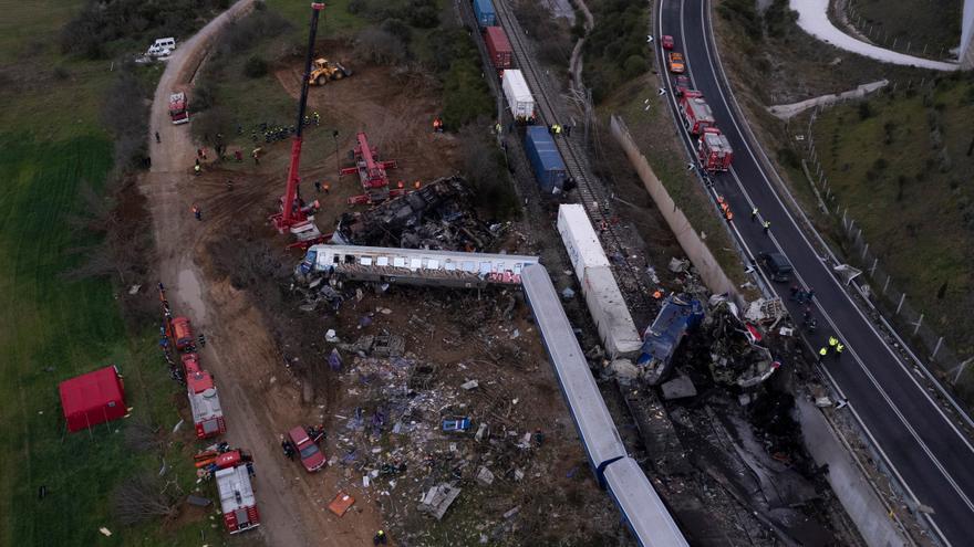 Una treintena de muertos y 85 heridos al chocar dos trenes en Grecia