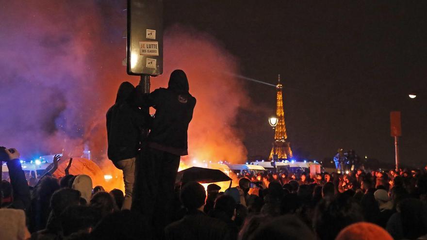 Una tormenta perfecta se levanta contra Macron: a las protestas se suman dos mociones de censura