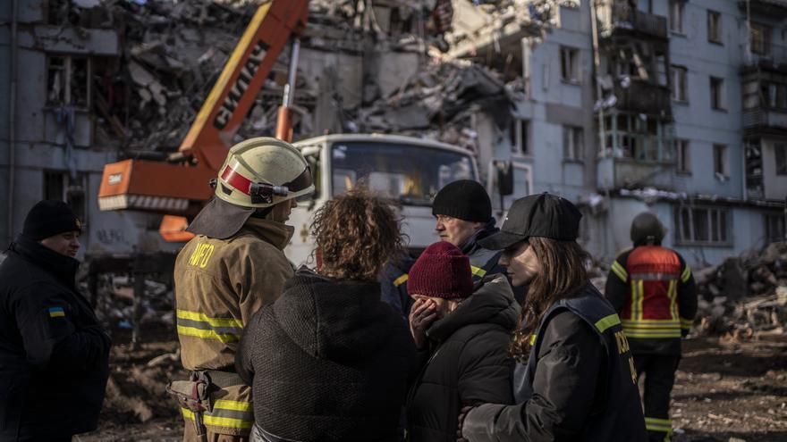 Cuando tu madre está bajo los escombros: 24 horas de angustia en el rescate del edificio bombardeado por Rusia en Zaporiyia