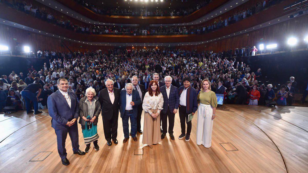 De izquierda a derecha, Rafael Correa, Lucía Topolansky, Ernesto Samper, José Mujica, el diputado peronista Eduardo Valdés, Cristina Fernández, José Luis Rodríguez Zapatero, Baltasar Garzón, Evo Morales y Giselle Ricobom, miembro del equipo legal de defensa de Luiz Inácio Lula da Silva