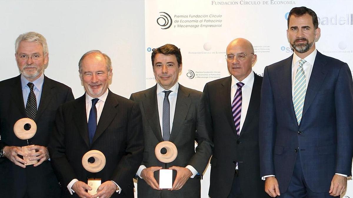 De izquierda a derecha, Amadeo Petitbó, Rodrigo Rato, Ignacio González, Josep Oliú y Felipe de Borbón, en 2011.