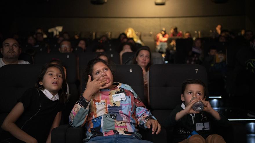 Solo tres ajustes convierten un lugar insoportable en una sala de cine para las personas autistas