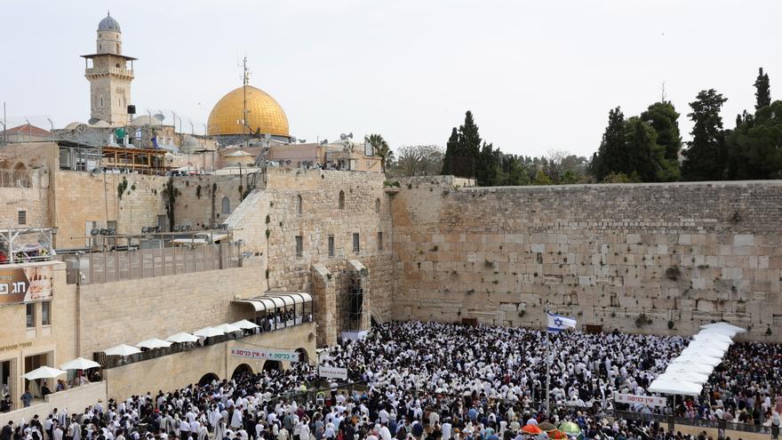 Israel ataca Siria mientras aumenta la tensión por el encierro de cientos de palestinos en la Mezquita de Al Aqsa