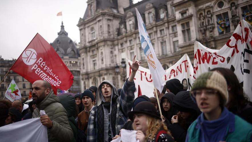 Macron utiliza la decisión del Consejo Constitucional para intentar pasar la página de la reforma de las pensiones