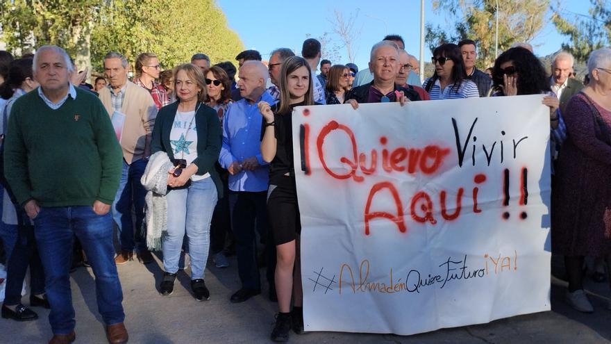 Almadén (y el PSOE) se echan a la calle para pedir al Gobierno de España que cumpla un convenio de hace 20 años