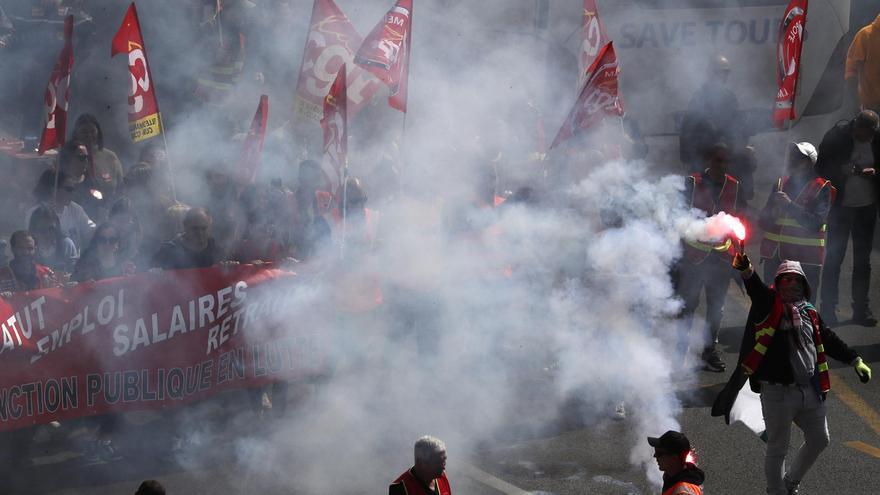 En Francia, el aumento de la tensión en las manifestaciones sitúa a la policía en primera línea de las protestas contra la reforma de las pensiones