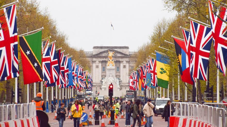 Detenido un hombre tras arrojar cartuchos de escopeta frente al palacio de Buckingham