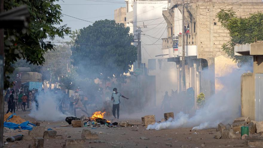 El Gobierno senegalés responde con mano dura a las protestas por la posible inhabilitación de un líder opositor