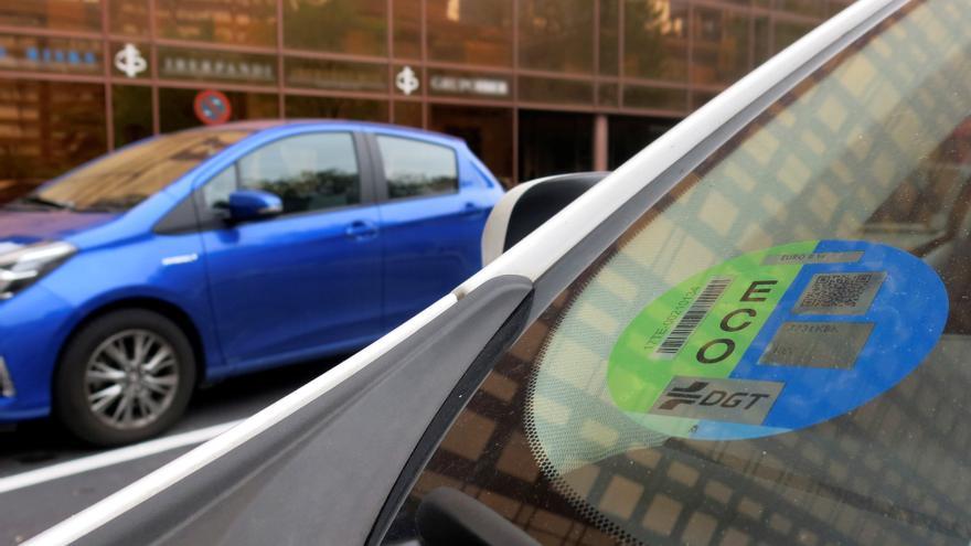 Esta web no es de la DGT y cobra casi el doble por la etiqueta ambiental del coche