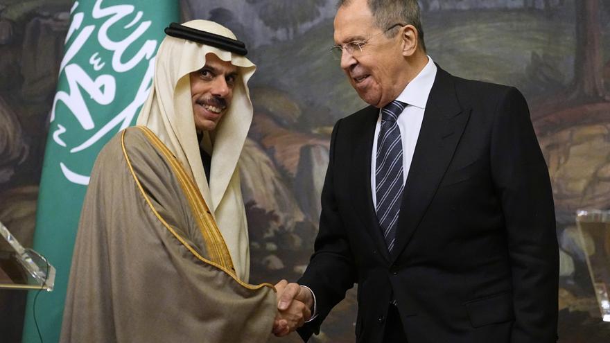 Arabia Saudí ejerce de banco central de la OPEP+ para sostener los ingresos de Rusia