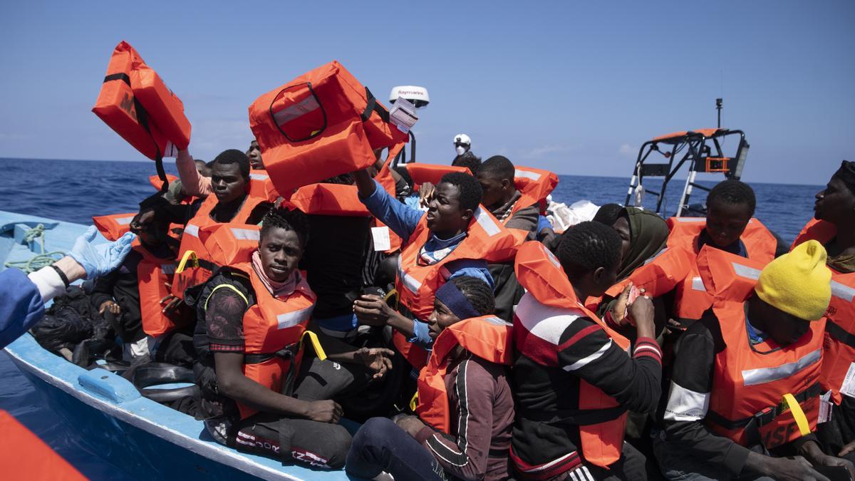 Fronteras líquidas: a bordo de una patrulla contra la pesca furtiva en las aguas más disputadas del mundo