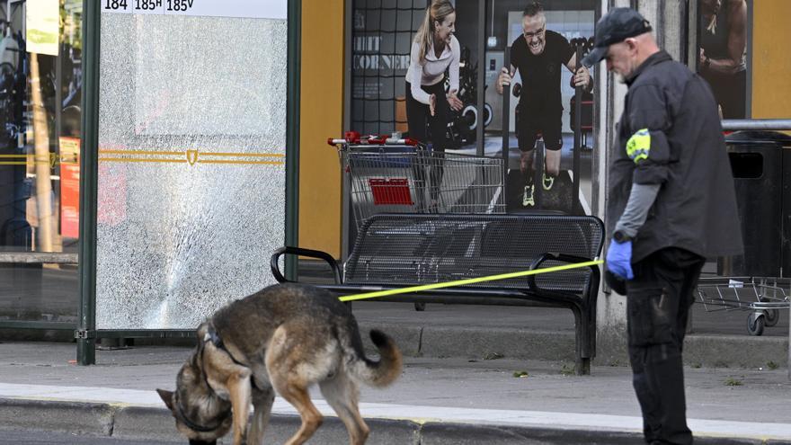 Mueren dos adolescentes y otras dos personas resultan heridas en un tiroteo en Estocolmo