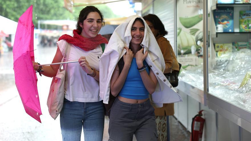 La Feria del Libro no se deja mermar por la lluvia y mantiene su nivel de 2022