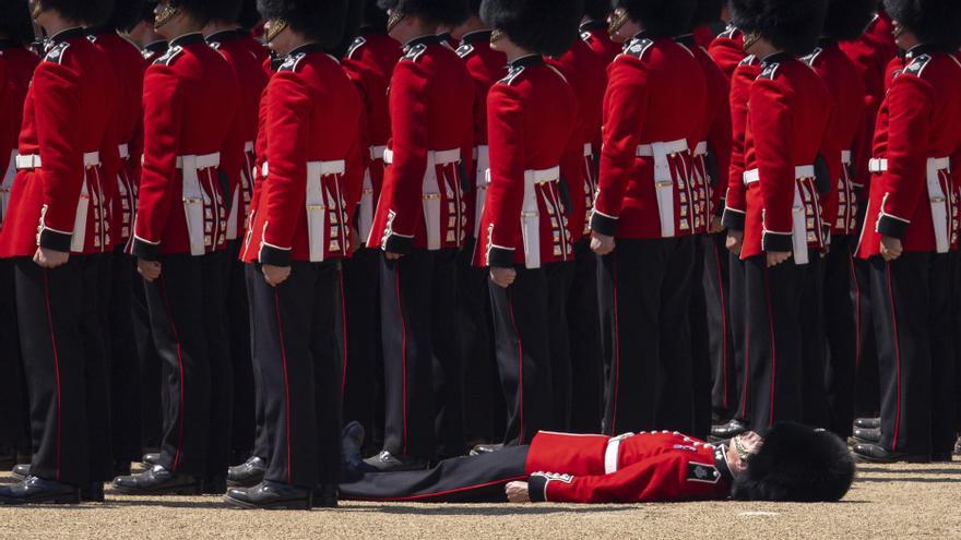 Tres guardias reales británicos se desploman por la ola de calor en el ensayo de un desfile militar