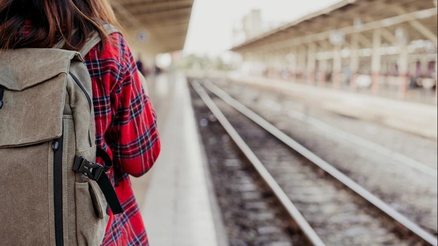 Ya se pueden solicitar los descuentos para jóvenes para viajar en tren y autobús: cómo conseguirlos, requisitos y plazos