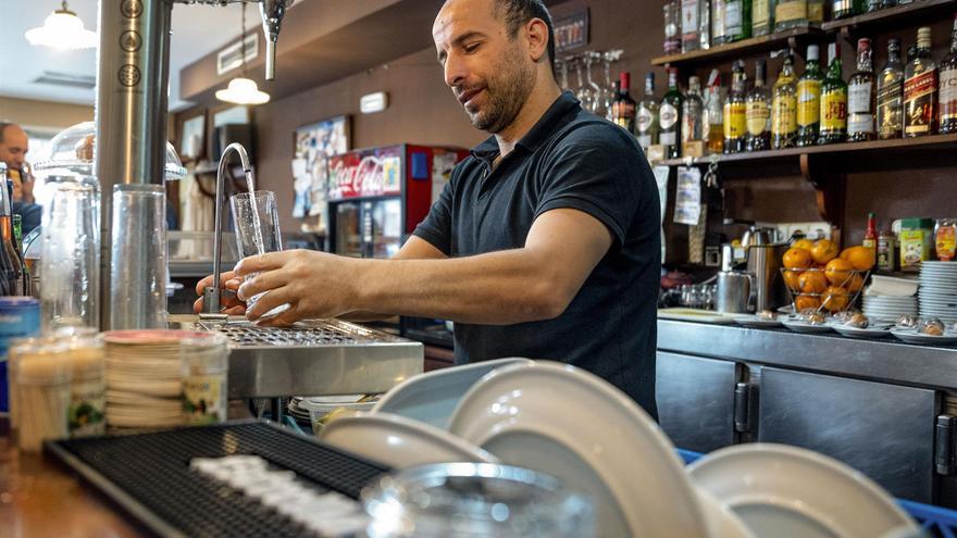 ¿No hay camareros? El salario medio de la hostelería apenas llega a los 15.000 euros