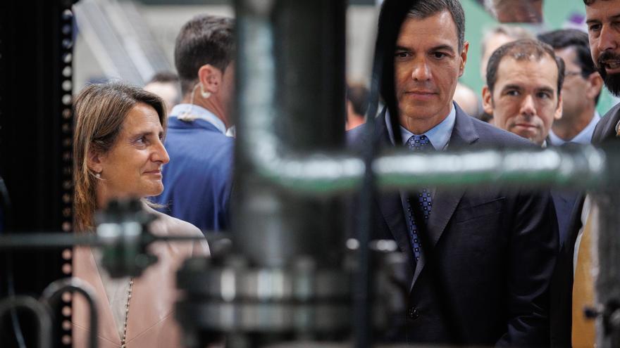 Pedro Sánchez sube su apuesta por las renovables frente a la promesa de Feijóo de alargar las nucleares